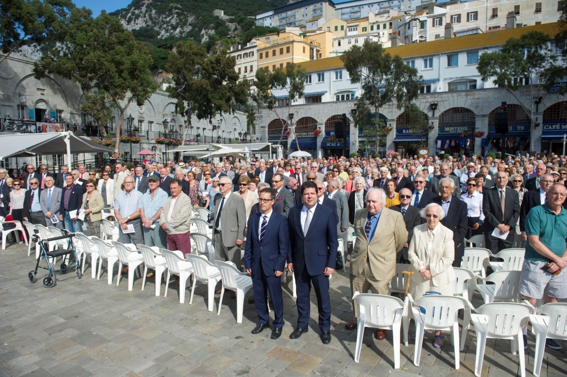 Joseph García y Fabián Picardo, en el centro, en el acto de conmemoración de la Evacuación gibraltareña.jpg
